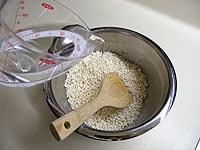 水を加え、塩が底にたまらないように箸やスプーンを使って、さらによく混ぜ合わせます。<br />