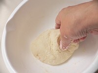 混ぜるたびに新しい餅の表面が出てきて粉を吸収するので、あわてずゆっくり混ぜる。どうしても粉が余るようであれば、水を少々（小さじ1～2）足して混ぜる。