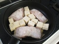 フライパンにサラダ油とごま油をひき中火にかけます。油を熱したらカレイと高野豆腐を並べ、焼きます。<br />