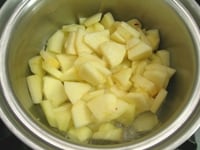 バターを常温に戻し、小麦粉とベーキングパウダーはふるっておきます。<br />
<br />
紅玉をいちょう切りにします。これを小鍋に入れ、砂糖大さじ２を加えて、弱火でリンゴの水分がなくなるまで煮ます。
