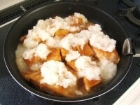 カレイと高野豆腐をひっくり返して調味たれをからめます。大根おろしを全体に入れてさらに1分ほど煮ます。