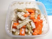 容器に入れ、野菜に塩麹がまんべんなく漬かるようにします。（容器の蓋をして振ると簡単です）常温で半日ほど漬けておきます。<br />