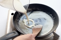 キャベツを焼いたあとのフライパンにバターと小麦粉を入れる。弱火でバターを溶かしながら木べらで小麦粉と混ぜ合わせる。<br />
<br />
バターと小麦粉がしっかり混ざり合い、ふつふつとしてよく火が入ったら、一度火を止め、豆乳を少しずつ加え混ぜ合わせる。<br />
なめらかになったら再び火をつけて、全体をかき回す（目を離さずに）。<br />
<br />
とろみがついてきたら白みそを溶かしながら加え、塩で味を整える。<br />