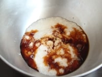 すりおろしてとろろ状になった長芋に、めんつゆと豆乳を入れます。