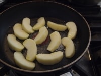 フライパンにりんごを並べ、塩、オリーブオイルを全体にまんべんなくかける。