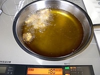 3の材料に片栗粉を加え混ぜ合わせ、180度の油で揚げる