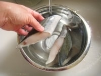 銀だらを流水で洗う