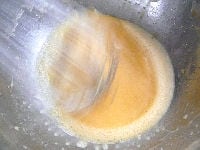 オリーブ油、卵、三温糖、塩、ブラックペッパーを全て合わせ、全体がもったりするまで泡立て器やハンドミキサーなどでよく混ぜます。