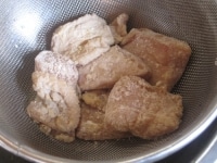 鶏肉を漬け汁から取り出し、ねぎの青い部分などを取り除き、片栗粉をまんべんなくつける。