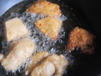 フライパンに揚げ油を熱し、80℃以上になったら５の鶏肉を皮目を下にして入れる。180℃になったらほどよい揚げ色がついているので裏返し、30秒ほど揚げてから天ぷら紙に取り、油を切る。