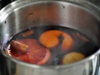 1の手鍋に赤ワインを注ぎ、火にかけ、沸騰したら火をとめて、こし器でこしながらグラスに注ぎ、温かいうちにワインを頂く。