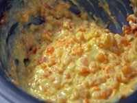2のにんじんをフォークで潰すか、包丁で細かく刻み、3と同じくボウルにいれ、卵（1個）、リコッタチーズ(100g）、すり下ろしたパルメザンチーズ(10g）、塩（ひとつまみ）を入れて、よくかき混ぜる。