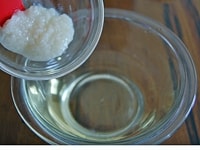 ボウルに酢、だし、砂糖を入れて、砂糖が溶けるまでよく混ぜ合わせたら、塩麹を加えて混ぜます。<br />