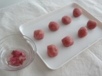 餡を１つ35g（&times;8個分）を丸めて冷蔵庫で冷やしておきましょう。桜の塩漬けは水に浸し塩分を洗い落としておきます。<br />