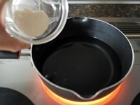 水と寒天パウダーを鍋にいれ、中火で加熱します。沸騰したら弱火にして、2分ほどそのままかき混ぜながら加熱します。<br />