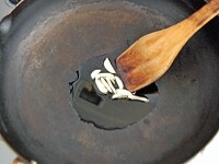 ニンニクを薄切りにし、フライパンにオリーブオイルとニンニクを入れて弱火で熱し、香りが出たらニンニクだけ取り出します。<br />
<br />