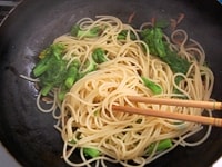 水気を切って、ゆであがったスパゲッティと菜の花を加え、手早く混ぜ合わせたら、塩・醤油・ブラックペッパーで味付けをしてできあがりです。