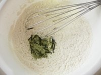 ボウルに薄力粉とベーキングパウダーを入れて泡だて器でグルグル混ぜ、砂糖を入れて混ぜ、残ったお茶漬けの素を入れてよく混ぜる。<br />
<br />