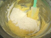 ふるった小麦粉とベーキングパウダーを３回に分けて加え、ゴムベラでさっくりと切るように混ぜます。