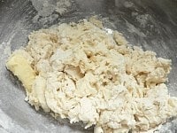 粉類を混ぜ、ぬるま湯とバターを加えて混ぜる