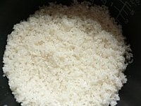 ハンバーグの上に米を入れて平らにならす。