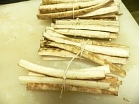 牛蒡の皮をこそげて10センチぐらいに切り、6～8つに丸太を割るように切る。タコ糸で結んでバラバラにならないようにする。