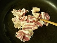 フライパンを熱してごま油をしいて豚肉を炒める。火が通ったら軽く塩こしょうする。