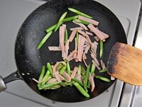 アスパラガスを斜め切りに、ハムは細切りにします。フライパンに油を引き、中火で炒め、しんなりしたら塩こしょうで味付けします。<br />