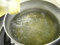 同じ湯に酢を少々（分量外）を加え、湯が緑色から透明に変わったら、豆もやしをさっとゆで取り出し、次に同様ににんじんをゆでてザルに上げる
