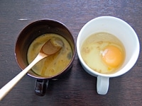 マグカップに味噌と豆乳を入れて溶かし混ぜます。さらに、卵を割り入れ、よく混ぜます。
