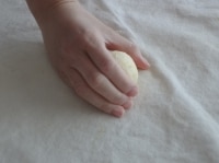 生地を取り出し、「丸め」の時と同じように、「生地を折る→丸め」をします。ベンチタイムでふっくらとしたパンのガスを抜くように、心がけましょう。