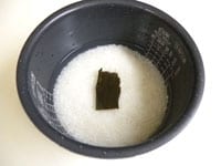 米は洗い、同量の水と出し昆布を入れて30分ほど漬けてから、炊き上げます。<br />