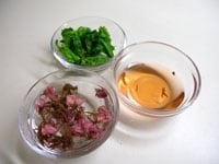 菜の花は塩を加えてさっと茹でます。冷水にとり水気を絞ります。花芽だけを醤油で下味を漬けます。（残りは辛し和えなどに使ってください）桜の塩漬けは、水に30分ほど浸けて塩気をとります。合わせ酢の材料を混ぜ合わせます。<br />