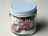 <a href="http://allabout.co.jp/gm/gc/43690/">桜の塩漬け</a>は、塩にも桜の香りが移り、天ぷらに添えたり、おにぎりにも使ってください。<br />