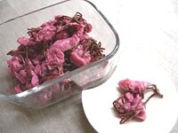 <a href="http://allabout.co.jp/gm/gc/43690/">梅酢に漬け</a>て冷蔵庫で保存した桜の塩漬けは、お漬物感覚で食べられます。<br />
