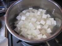 漉した煮汁を鍋に戻し、さいの目に切った木綿豆腐を入れて火にかける。沸騰したら火を止める。