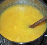 お水を1.5Lわかし、塩を入れ、ポレンタの粉を入れ、若干中火の弱火程度でじっくり練る。練り上がったら、火を止めて、スリ下ろしたパルメザンチーズ、フォンティナチーズ、バターを入れて混ぜ合わせ、最後にオリーブオイルを追加して混ぜてから皿に盛る。<br />