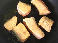 鮭を入れ、全体に焼き色がつくよう、しっかり加熱する。<br />
皿にじゃがいも、鮭をのせ、ヨーグルト味噌ソースを適量かける。