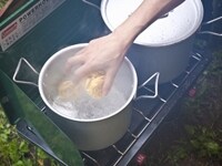 沸騰したお湯に塩を入れた後、乾燥フェットチーネを投入する。茹で時間はメーカーによって異なるので、事前にチェックしておきたい。