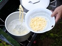 茹で上がったらトングでフェットチーネをざるへ移す。パスタの茹で汁は皿洗いにも使えるので、安易に捨てる前にぜひ一考を。