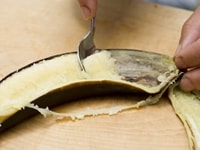 バナナは皮をむき、スプーンなどですくって食べやすいサイズに分ける。さらに盛りつけてソースをかければ完成。