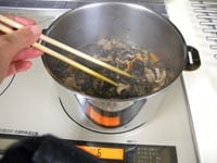 ときどき箸で混ぜながら汁気がなくなるまで、20分ほど煮ます。<br />