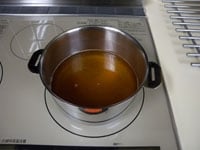 鍋にだし、醤油、砂糖を入れ混ぜ合わせます。水気を切ったこんにゃくを加えます。<br />