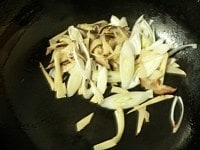 フライパンにごま油を熱し、椎茸と竹の子を炒め、長ネギを加えて炒めて軽く塩コショウして粗熱を取る。