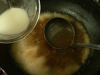 鍋をペーパーで拭いて、甘酢あんの材料を注ぎ入れる。沸いてきたら水溶き片栗粉でとろみをつけ、強火にしてひと煮立ちさせる。