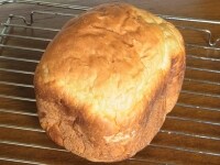 食パンコースで焼き上げる。焼き上がったら、2分ほどおいて、容器からパンを網に取り出して冷ます。