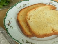 このパンはシンプルにトーストし、バターをたっぷり塗って食べるほか、風味を生かしてサラダをのせるのもおすすめ。<br />
<br />