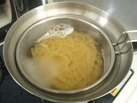パスタパンに水をはり沸騰させ塩を入れ、パスタを茹でます。ザルにあげておきます。