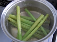 大きめの鍋に湯を沸騰させ、茎が柔らかくなるまで5-8分ゆでます。<br />