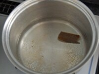 鍋に水と昆布を入れ、弱火にかけます。沸騰する直前に昆布を取り出し、少量の差し水をして、温度を下げます。<br />
<br />
鰹節を一度に加え、一煮立ちさせたら鰹節を濾します。<br />